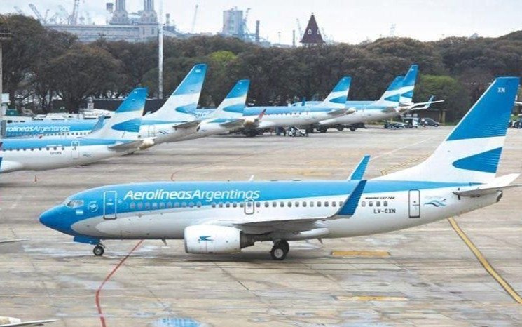 Aerolíneas Argentinas reprogramó más de 100 vuelos por un paro