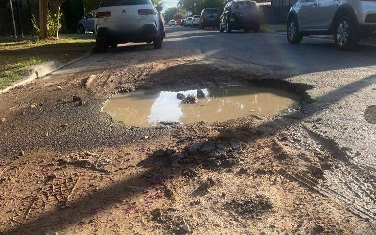 Reclamo por un enorme pozo en 510 entre 12 y 13 de Ringuelet