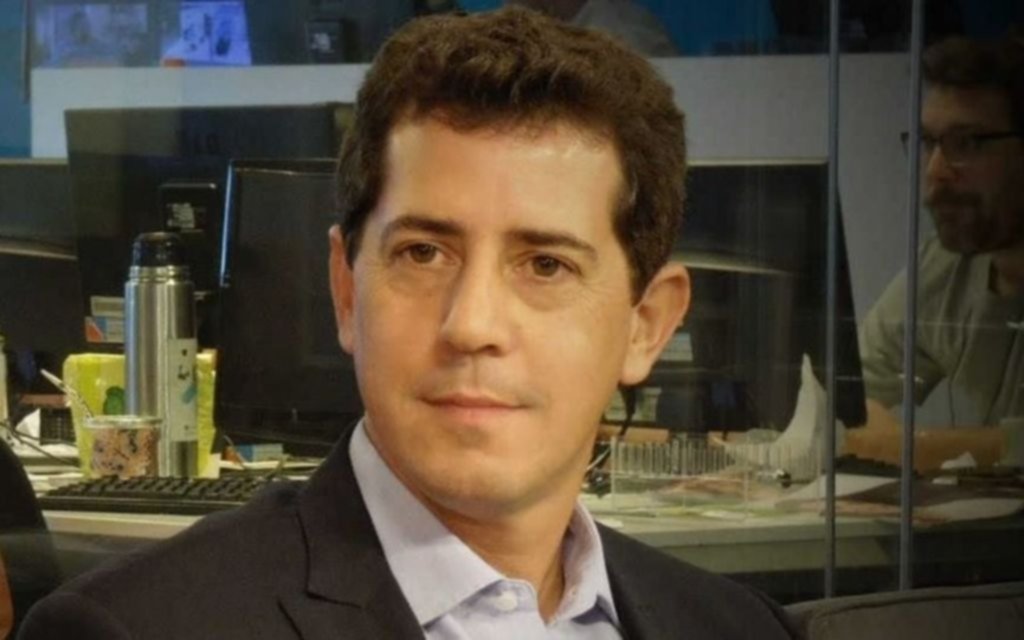 En medio de rumores, De Pedro viaja a España