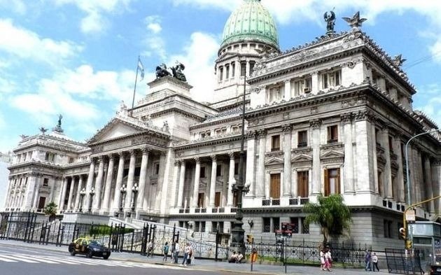 Sectores del PJ y la CGT marchan al Congreso