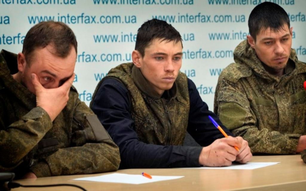 Ucrania obliga a desfilar a soldados capturados