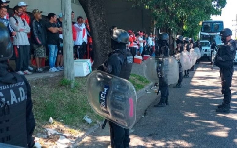 Incautan armas y drogas a barras de River