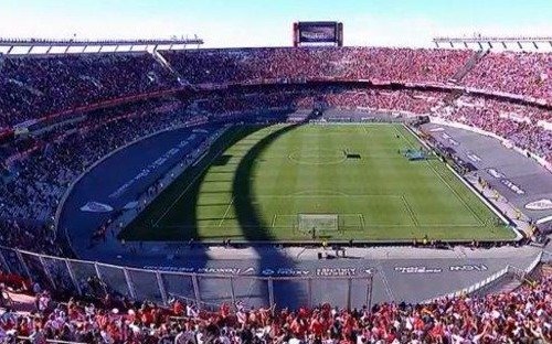 La pasión del hincha sin el ruido de los bombos en la tribuna