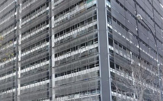Reclamo por atención en una oficina de Educación Artística en la Torre 1