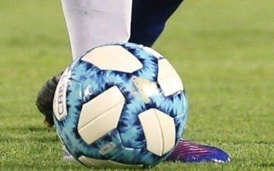 Defensa se despachó con una goleada y sigue firme
