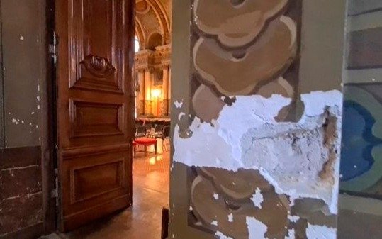 Inexplicables falencias en edificios públicos, que son parte del patrimonio platense