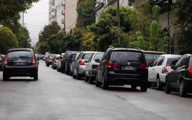 Pasan las décadas y sigue sin solución el problema del estacionamiento