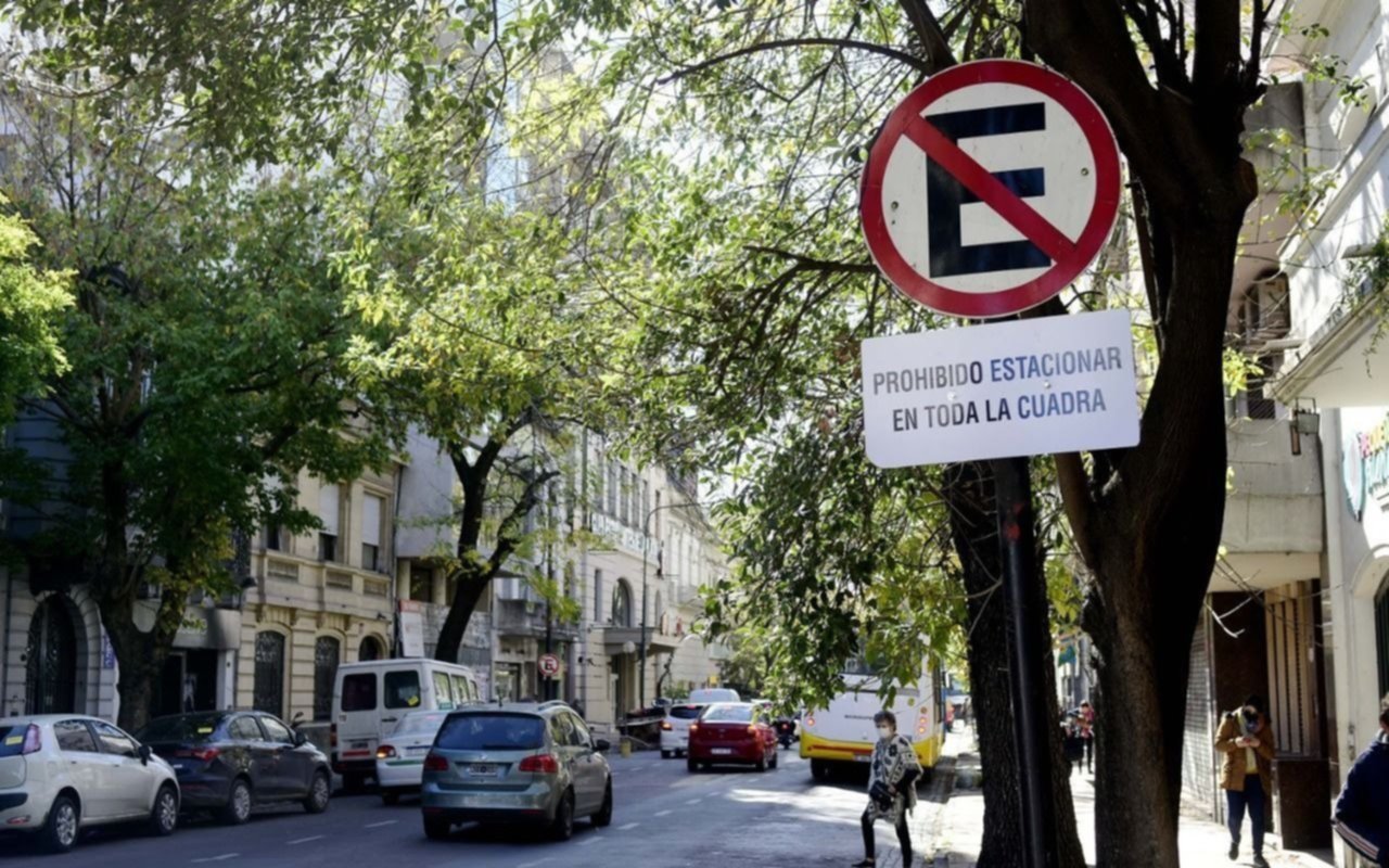 Ya prohiben estacionar en la calle 54 entre 7 y 9