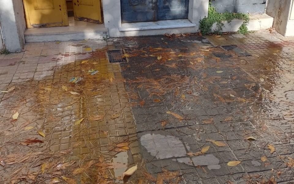 Un “lago” por una pérdida de agua a pocos metros de Plaza Moreno