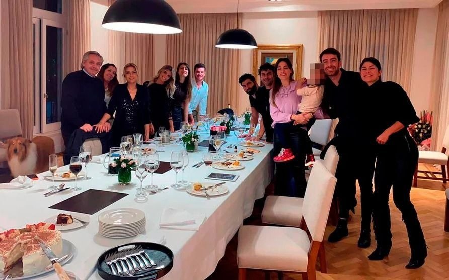 Fiesta en Olivos: Alberto ofreció una donación
