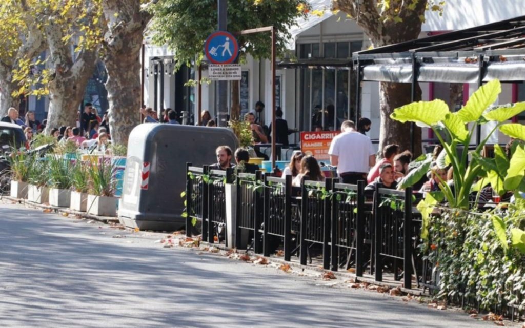 La autorización para que negocios gastronómicos ocupen espacios públicos