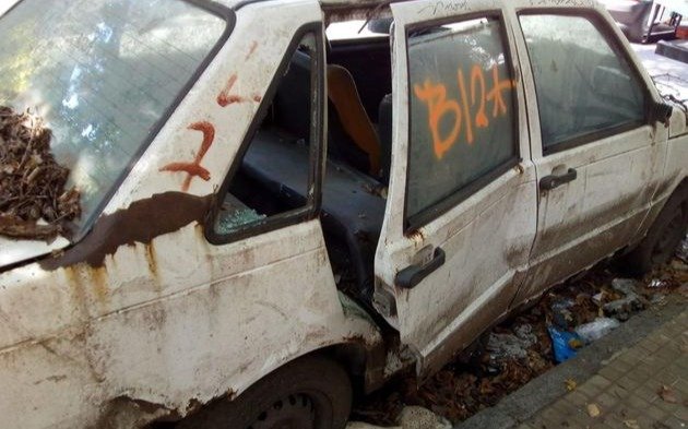 Otro reclamo por autos arrumbados en 7 y 74