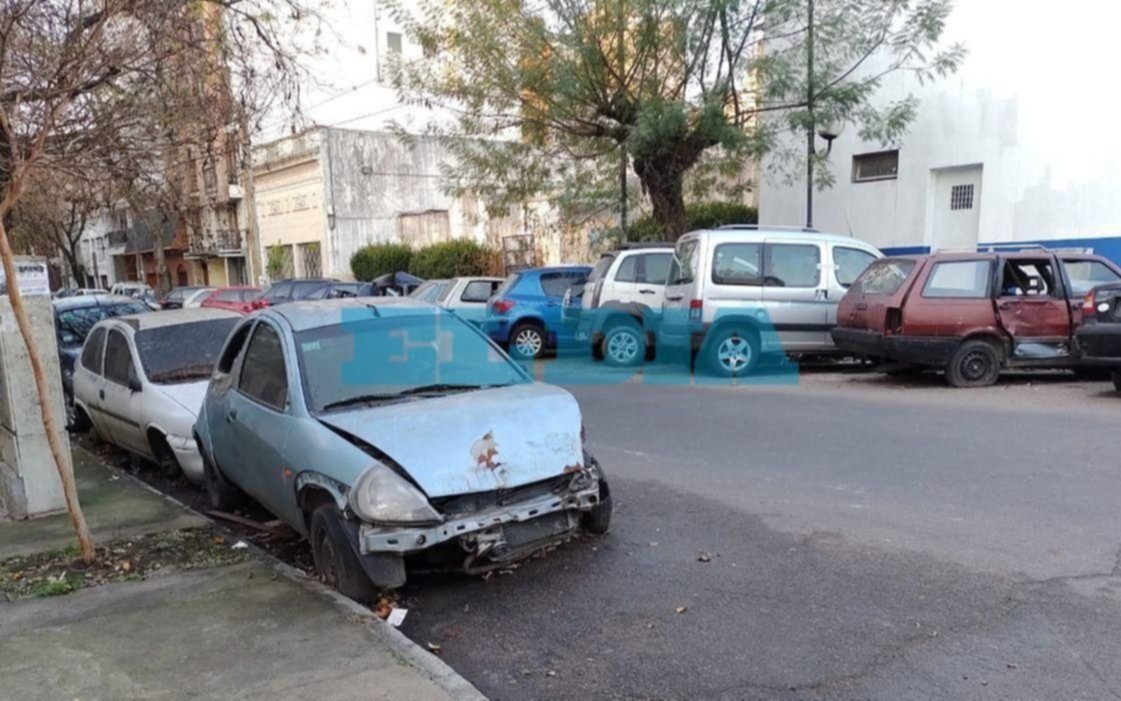 Pasan los años y en la Ciudad siguen los cementerios de autos frente a las comisarías