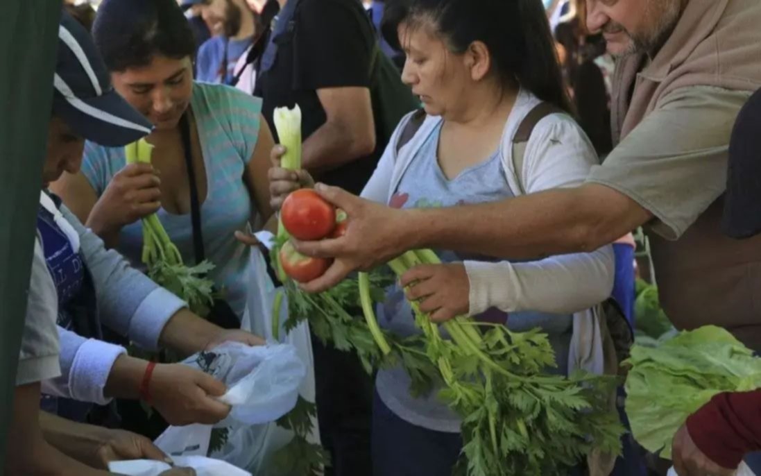 Protesta de agricultores en la zona de 7 y 50, con venta de verdura