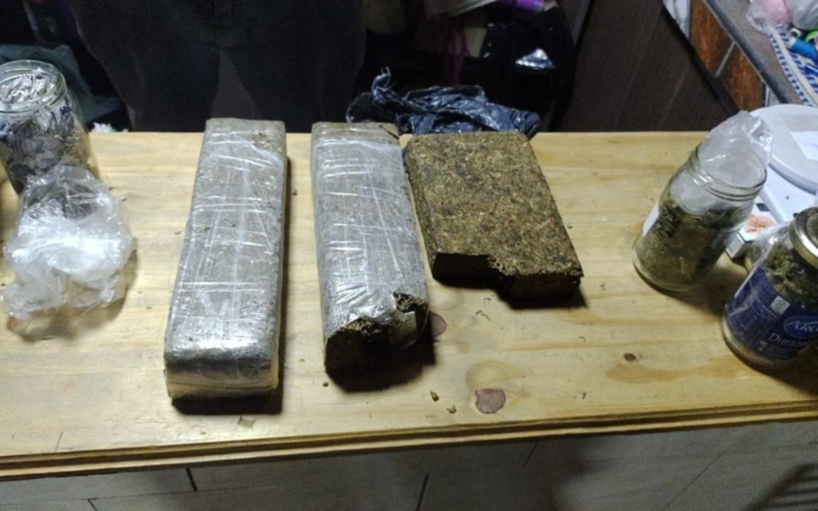 Incautaron un rifle y más de dos kilos de marihuana