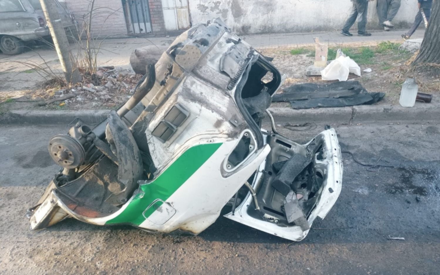 Intentaron cortar un taxi con un hacha: aprehendidos