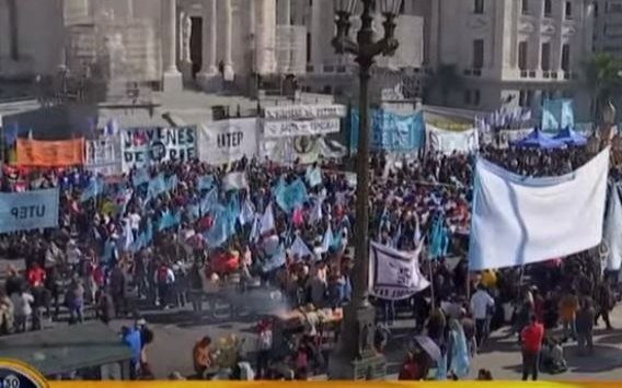 Organizaciones sociales protestaron en el Congreso contra productores