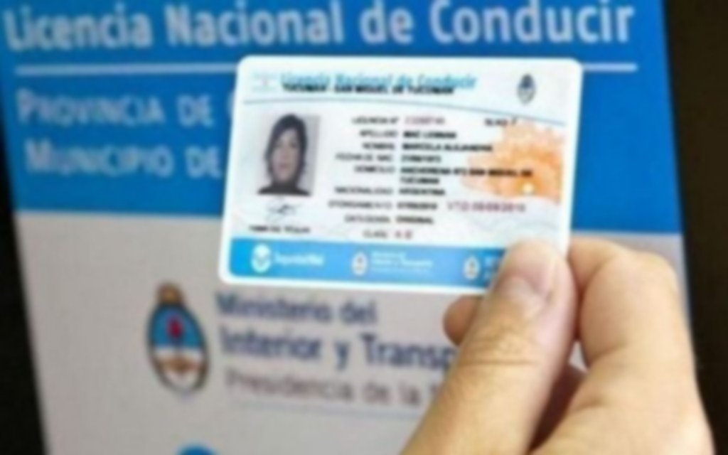 Una mujer demorada en Diagonal 74 y 48 con una licencia de conducir trucha