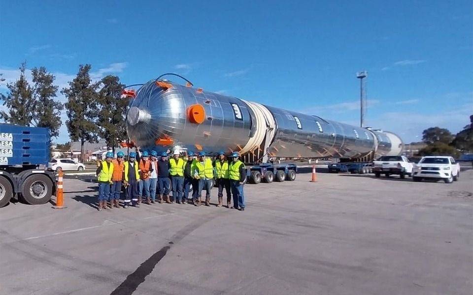 Operativo por el traslado de una torre a la destilería