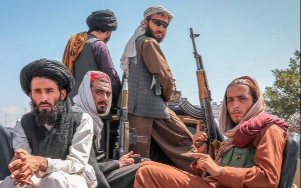 ¡Pobres mujeres!, los talibanes las sacaron a tiros
