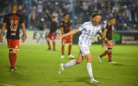 El Decano y una goleada para seguir en lo más alto