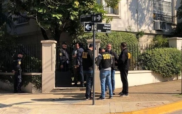 Una pareja de jubilados apareció muerta en su casa dentro de un auto Una pareja de jubilados apareció muerta en su casa dentro de un auto