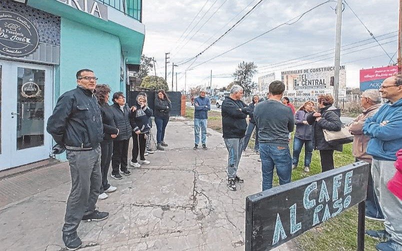 Caos vehicular en Villa Elisa por falta de la bajada original en la zona de la Autopista
