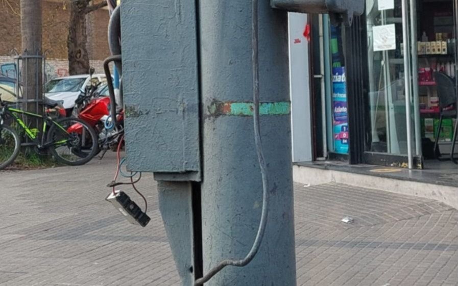 Peligro en barrio Norte por cables sueltos