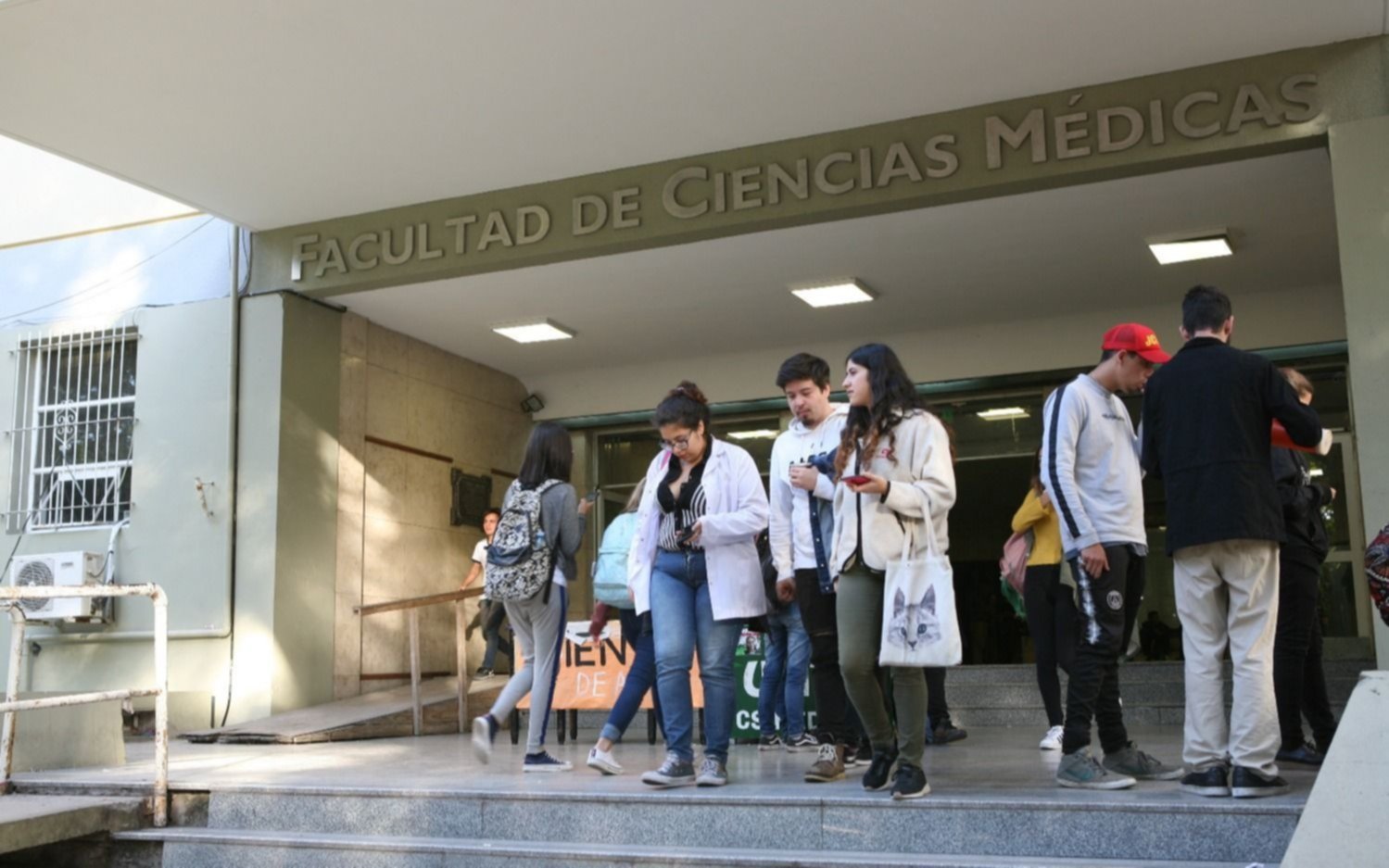 La facultad de Medicina en el “reino del revés” de la vigente María Elena Walsh