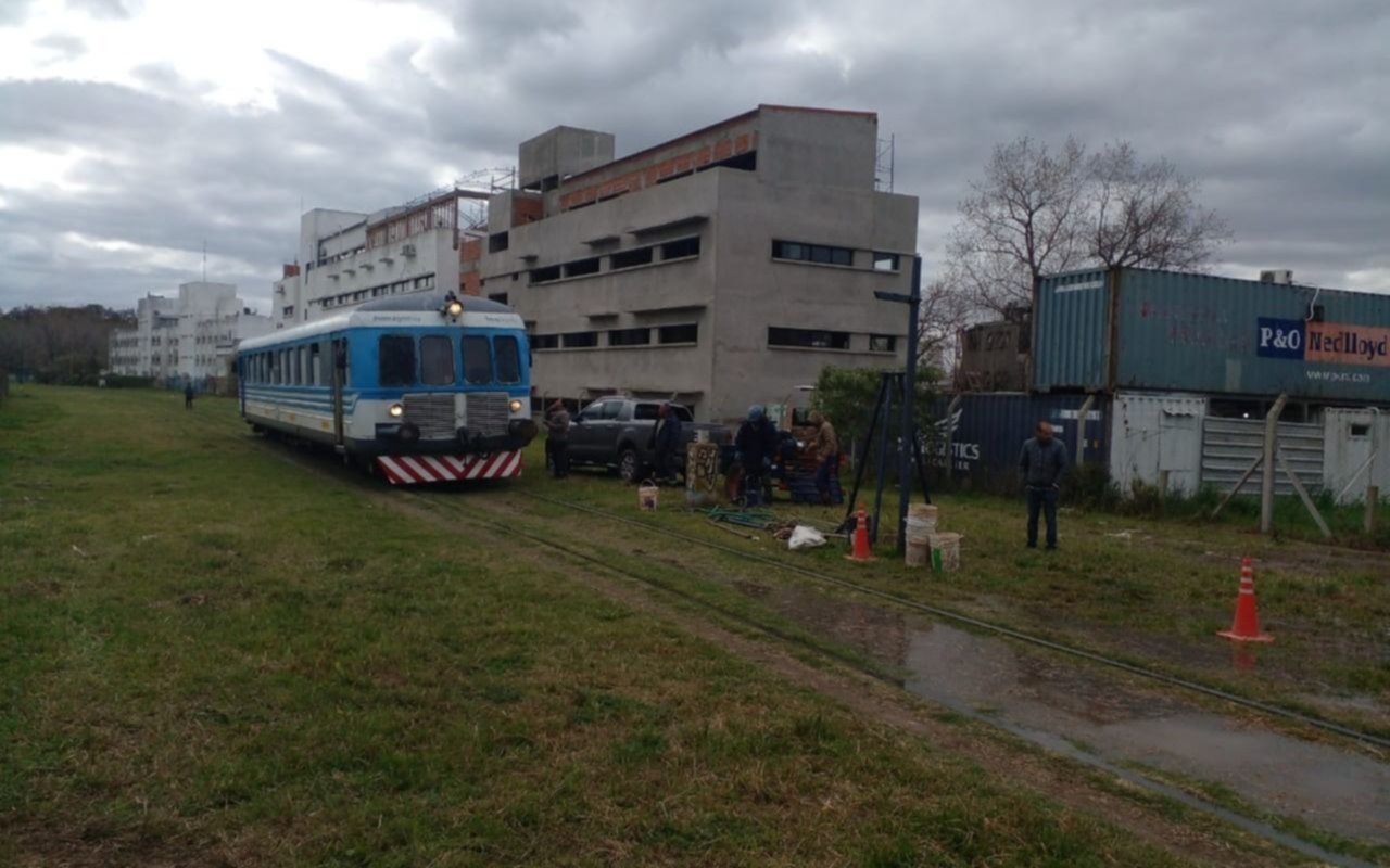 Una obra en una vía dañó un caño y se cortó el agua