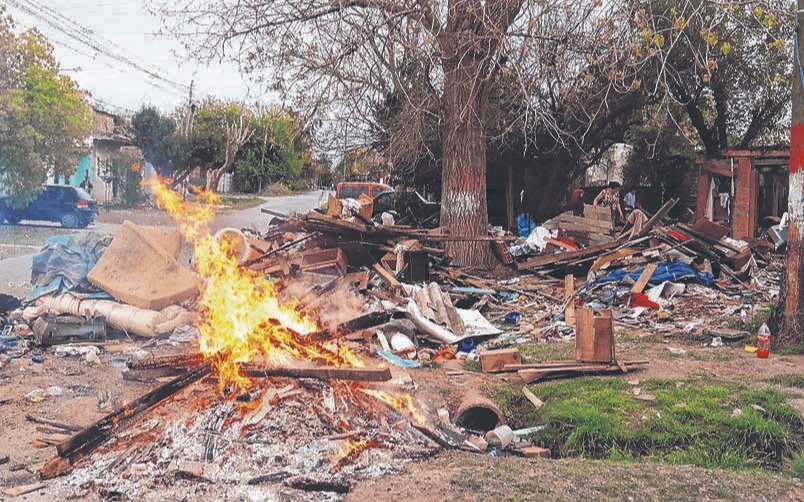 Denuncia de abuso, fuego y pueblada en San Carlos