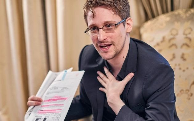 Putin le da la ciudadanía rusa al espía Snowden