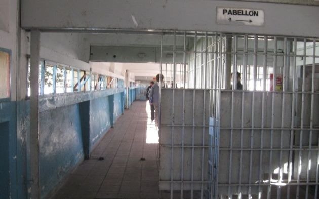 Demoraron a una mujer que intentó ingresar droga en la Cárcel N° 8 de Los Hornos
