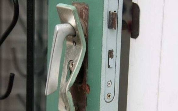Vandalismo y escruche en un local de Los Hornos