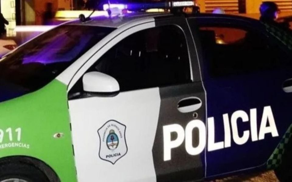 Un jubilado fue a sacar la basura y le robaron casi dos millones en Berisso