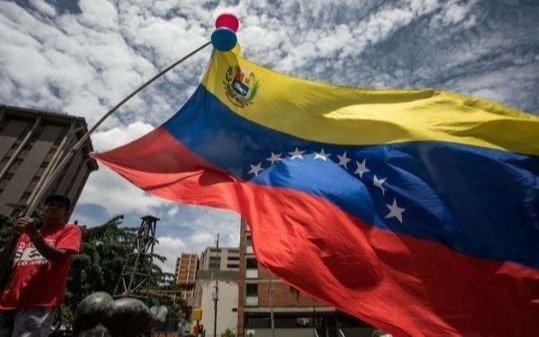 La Caracas nocturna se abre camino
