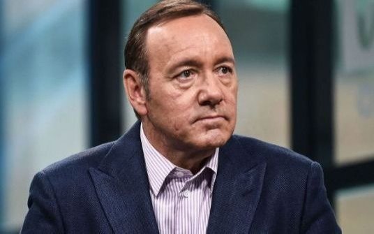 Por miedo a su papá neonazi, Spacey no contó que era gay