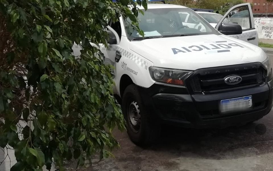 Encontraron a una mujer sin vida tirada en la vía pública