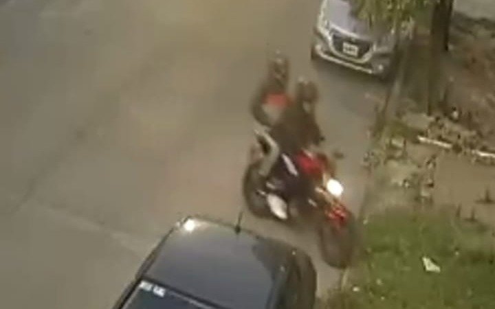 Una pareja fue asaltada por dos motochorros armados en El Mondongo