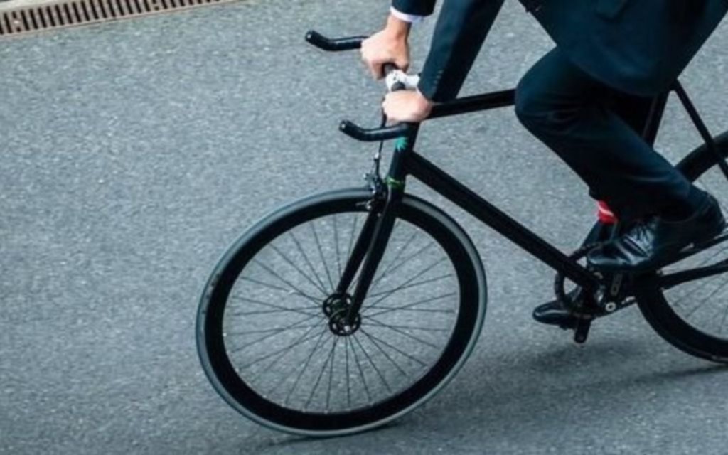 La irrupción de motos, monopatines y bicis demanda nuevas reglas para el tránsito