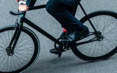 Un hombre quedó filmado robando una bicicleta afuera de un comercio