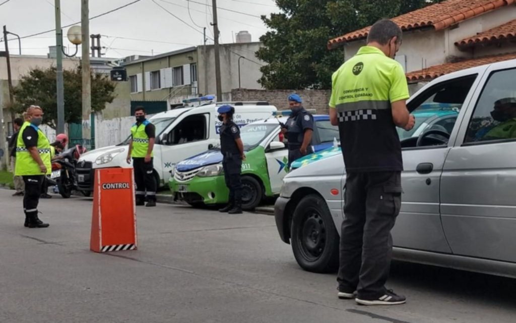 Embisten a una inspectora de tránsito en Villa Elisa y la arrastran 50 metros