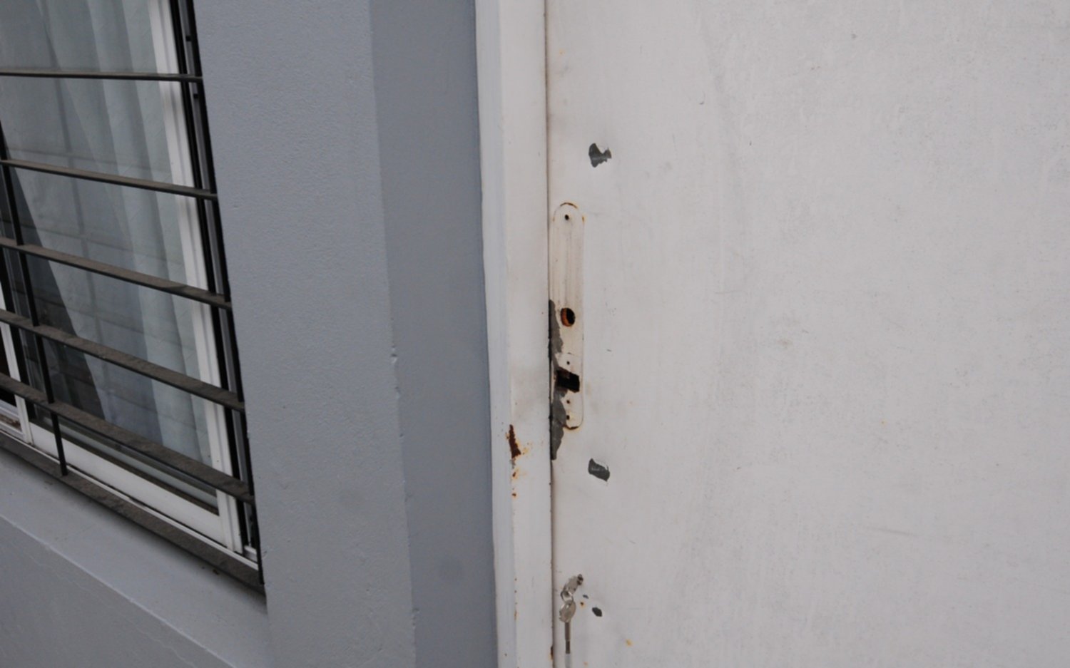 Los Hornos: salió a cenar y le desvalijaron la casa
