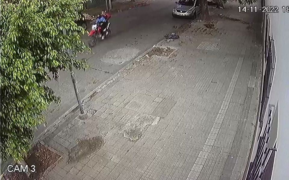 Dos ladrones en una moto roja atacaron en El Mondongo