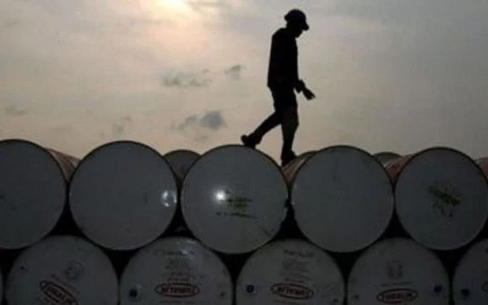Moscú amaga con guardarse los barriles de petróleo