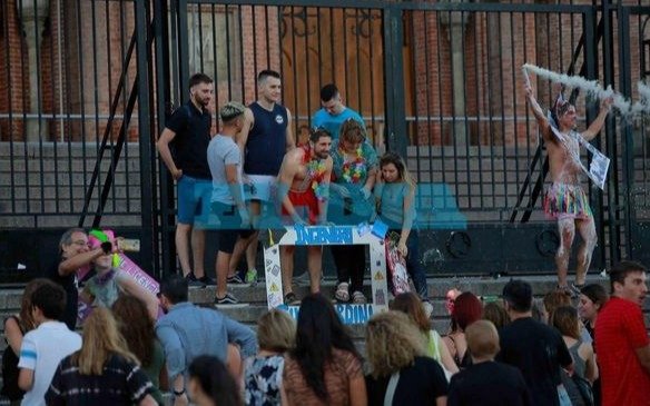 Otra vez la Catedral afectada por los festejos de graduados universitarios