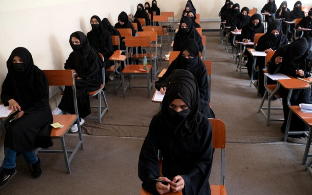 Por cómo se visten, la excusa taliban para echar a las mujeres de las universidades