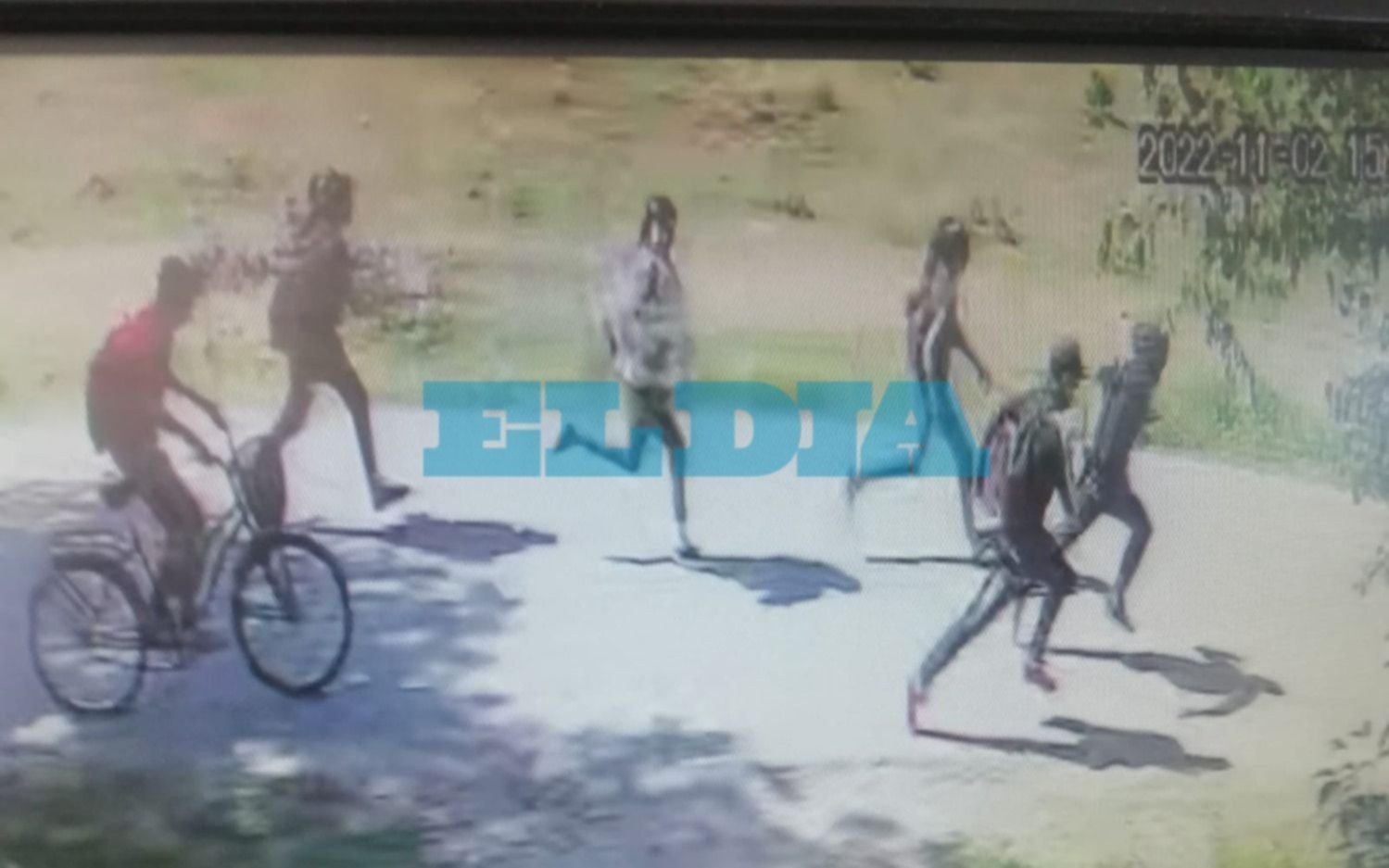 Ahora es la triste moda de los “tira piedras”, que van en busca de ropa deportiva