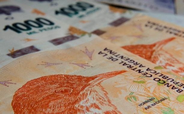 Economía patea para 2024 un 70% de deuda en pesos