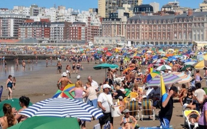 Un embajador a pura selfie en La Bristol y un porteño que no se saca la gorra ni para meterse al mar